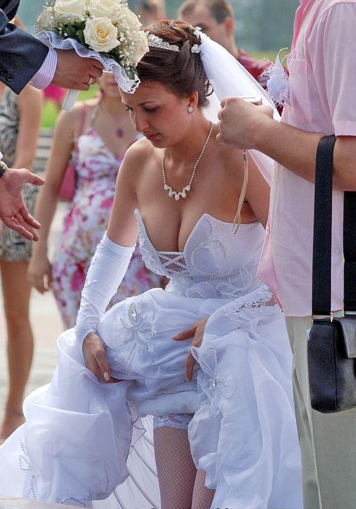 Невеста оголила грудь на улице