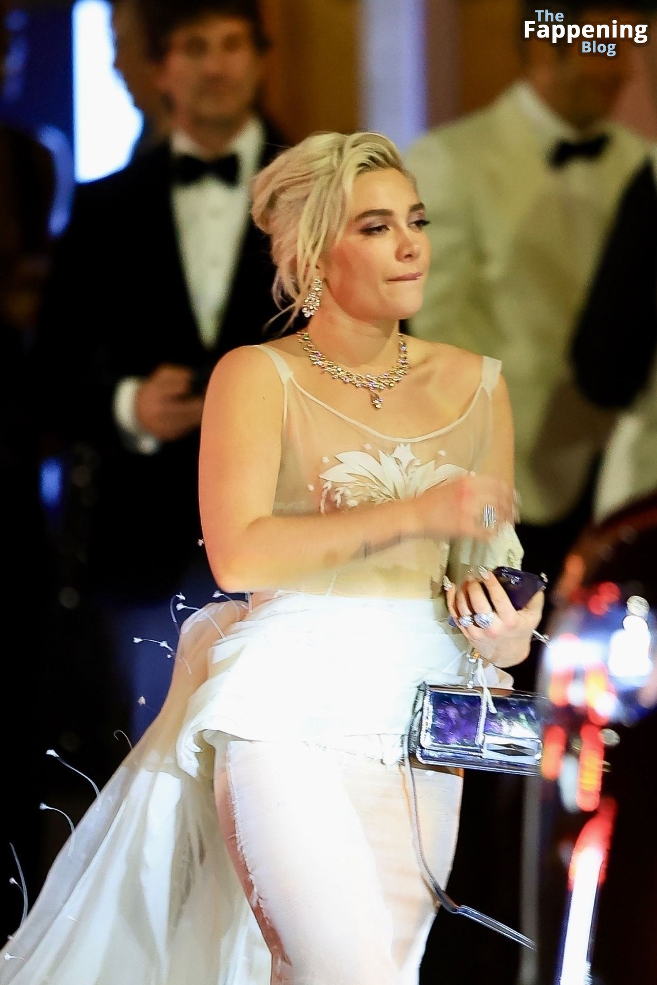 Florence Pugh Flashes Her Nude Tits At The Vanity Fair Oscar Party