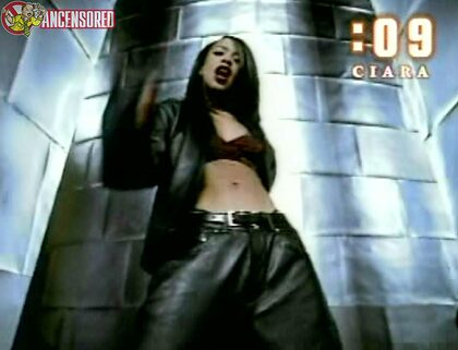 Aaliyah nude photo #5
