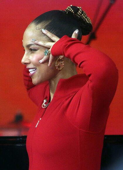 Alicia Keys nude photo #24