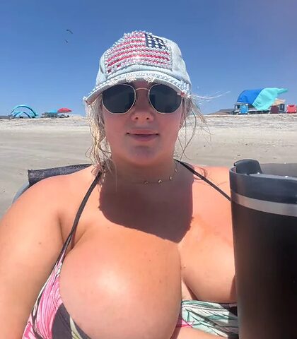 Amanda-huge tits nude photo #2