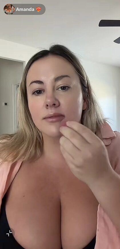 Amanda-huge tits nude photo #10