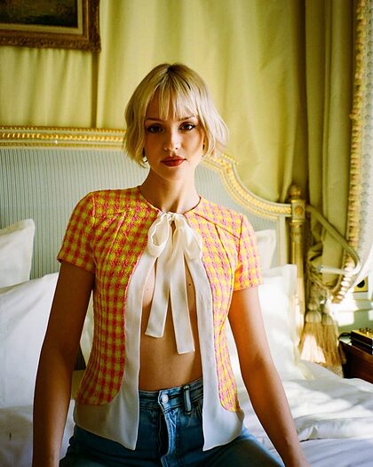 Angèle nude photo #8