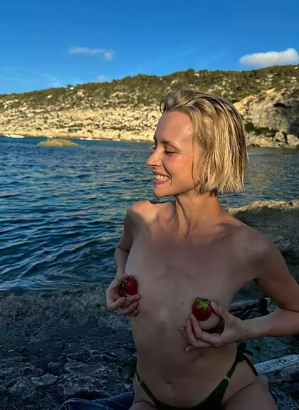 Angèle nude photo #16