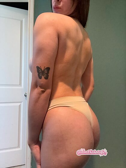 AraTheHotwife nude photo #12