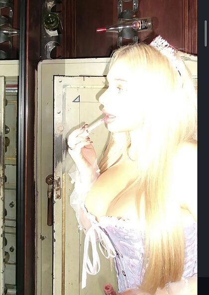 Ariana M nude photo #40