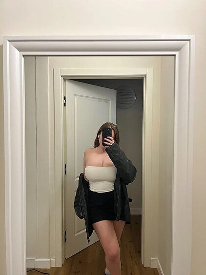 Avery nude photo #15