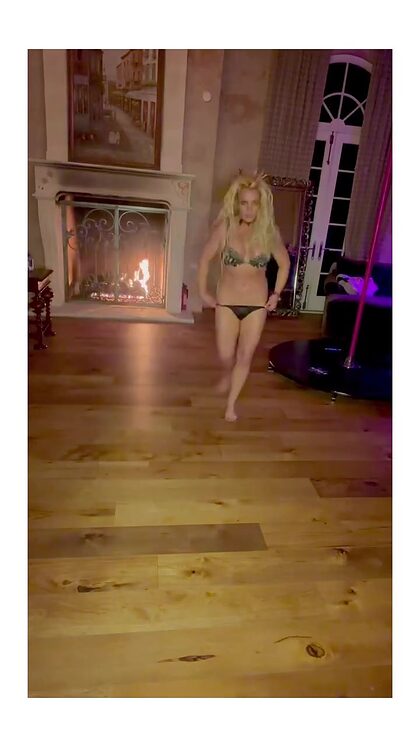 Britney Spears nude photo #100