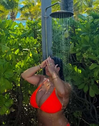 BustyIsaL nude photo #4