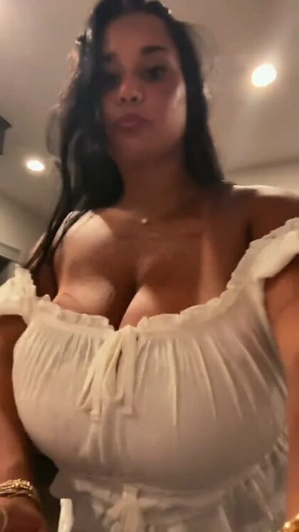 BustyIsaL nude photo #28