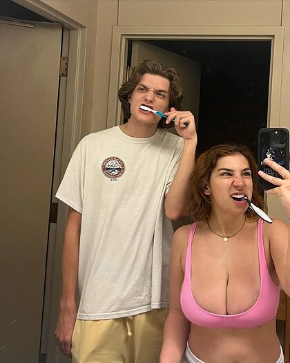 BustyLiv T nude photo #5