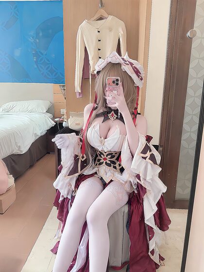 Caeshy.s nude photo #35