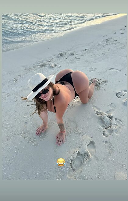 CAPRCORN nude photo #4