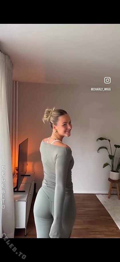 Charly Wigg nude photo #7