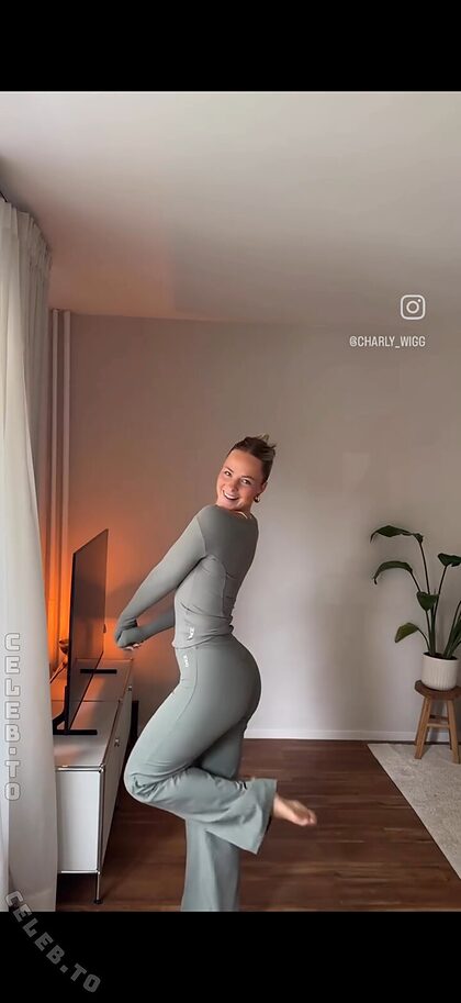 Charly Wigg nude photo #9