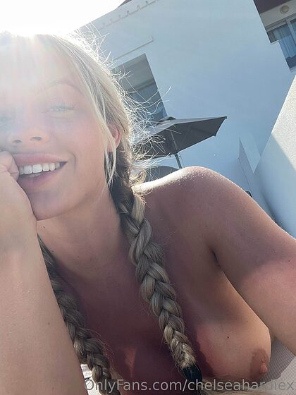Chelsea Hardie nude photo #7