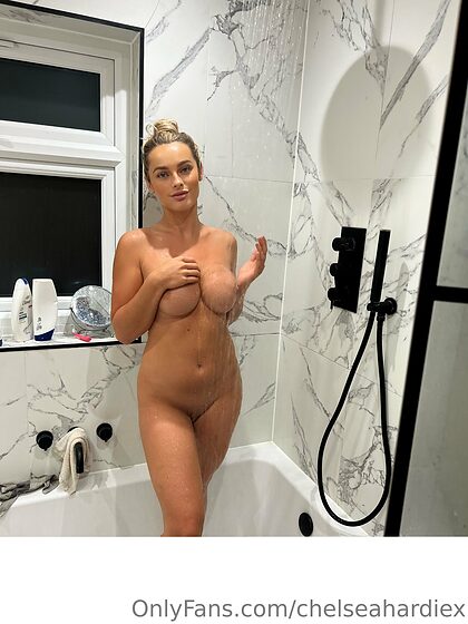 Chelsea Hardie nude photo #17