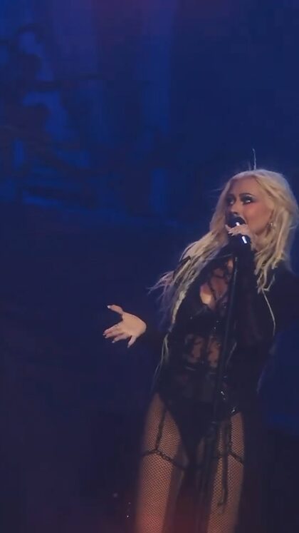 Christina Aguilera nude photo #122