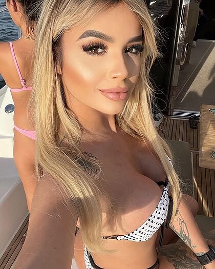 Débora Julia nude photo #6