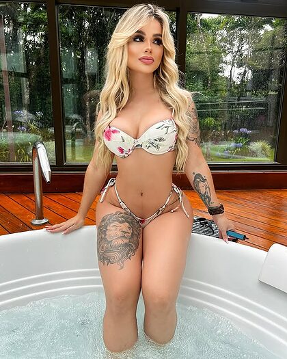 Débora Julia nude photo #7