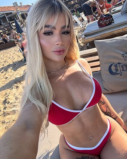 Débora Julia nude photo #17