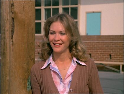 Dee Wallace nude photo #12