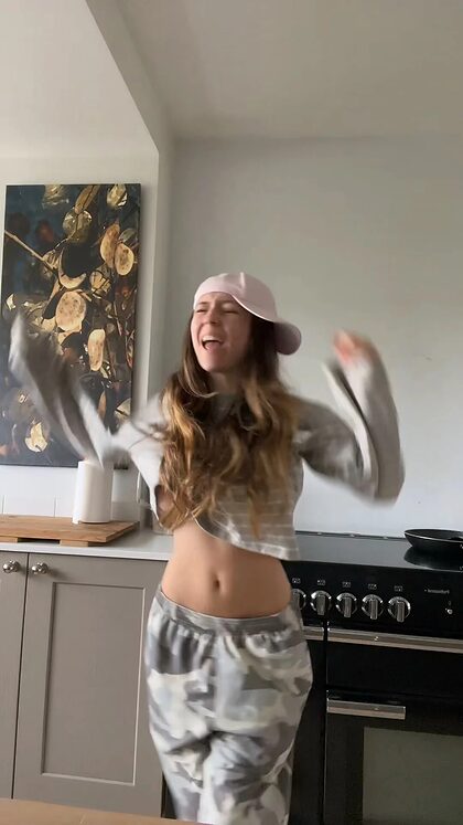 Eloise nude photo #7