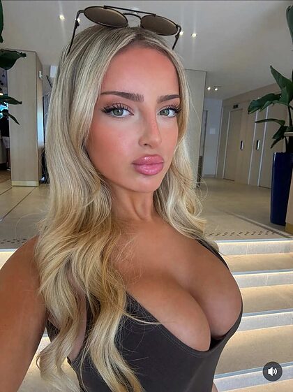 Emily nude photo #107