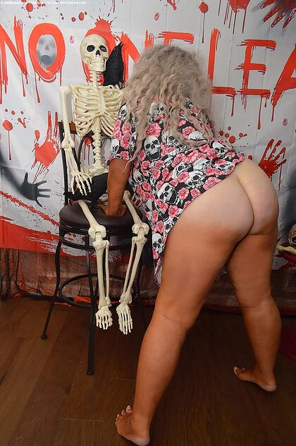 Grannies GILFs nude photo #64