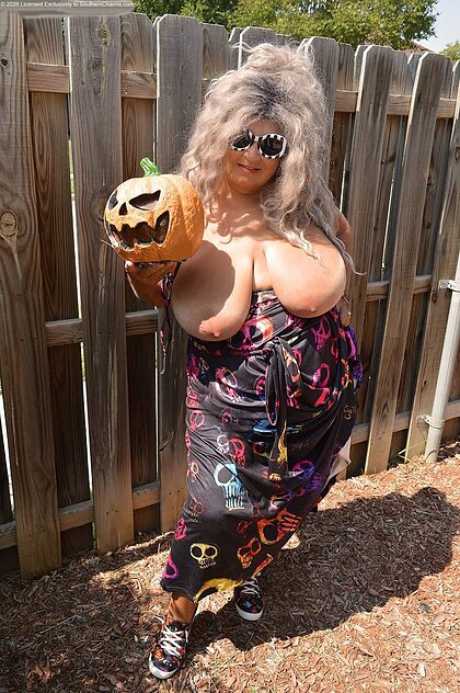 Grannies GILFs nude photo #68