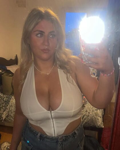 Katie G nude photo #3
