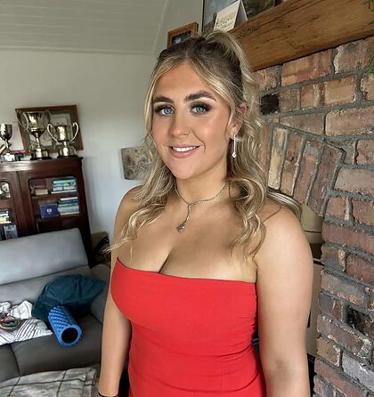 Katie G nude photo #7