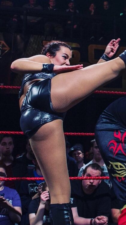 Killer Kelly nude photo #5