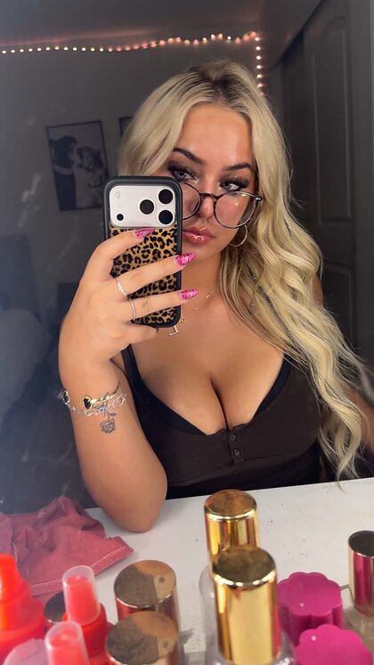 ladyybugloverr nude photo #7