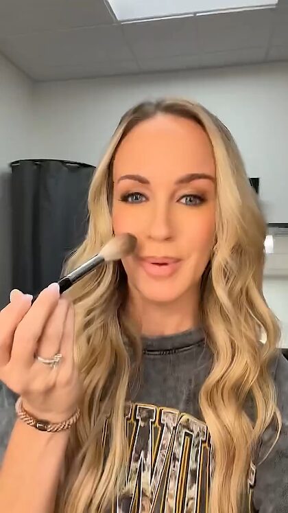 Laura Sanko nude photo #2