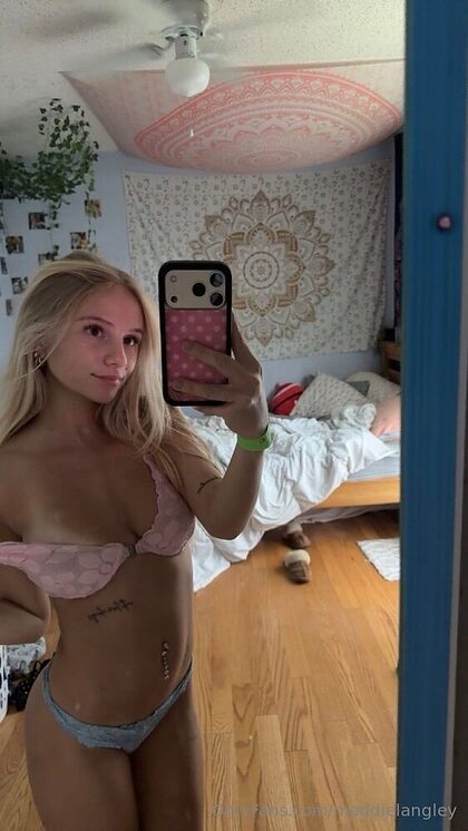 Maddielangley nude photo #2