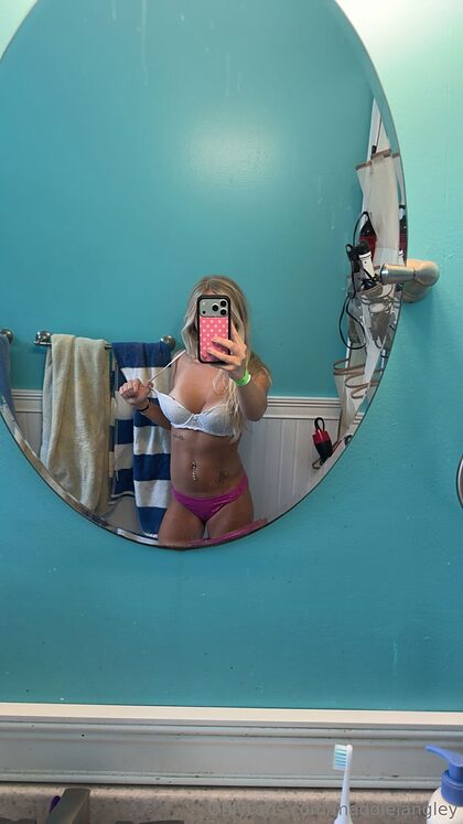 Maddielangley nude photo #11