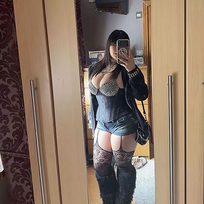 Miah nude photo #6