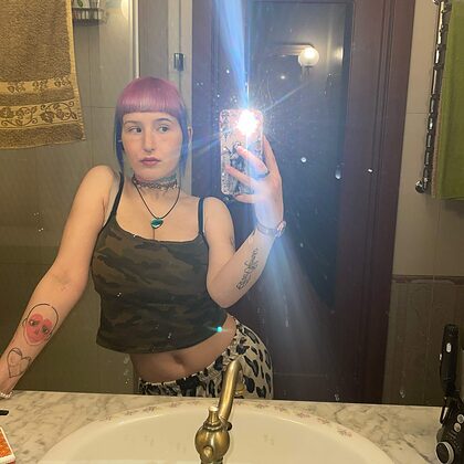 Molli nude photo #5