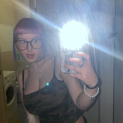 Molli nude photo #6