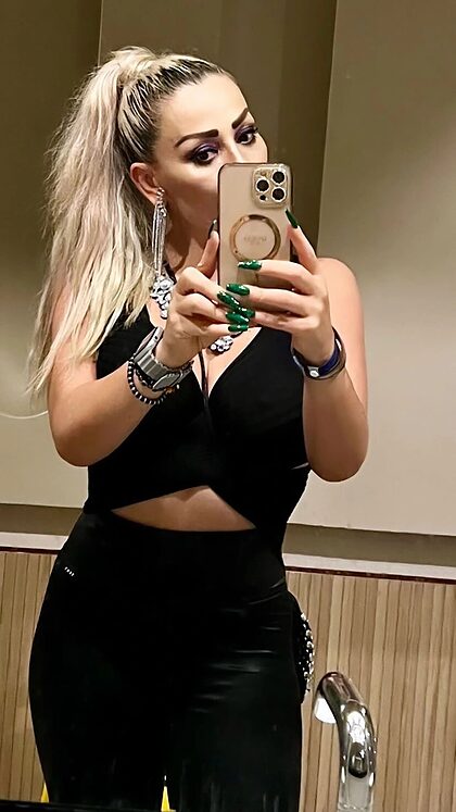 Renata nude photo #7