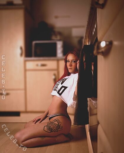 sm0kingred nude photo #4