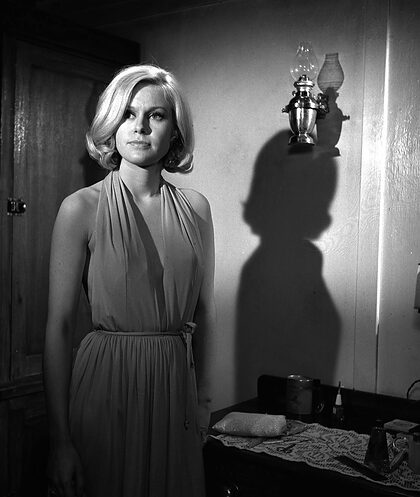 Suzanna Leigh nude photo #35