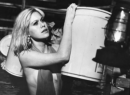 Suzanna Leigh nude photo #49