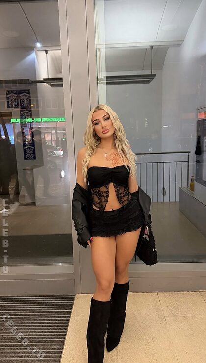 Tara Elaine nude photo #1