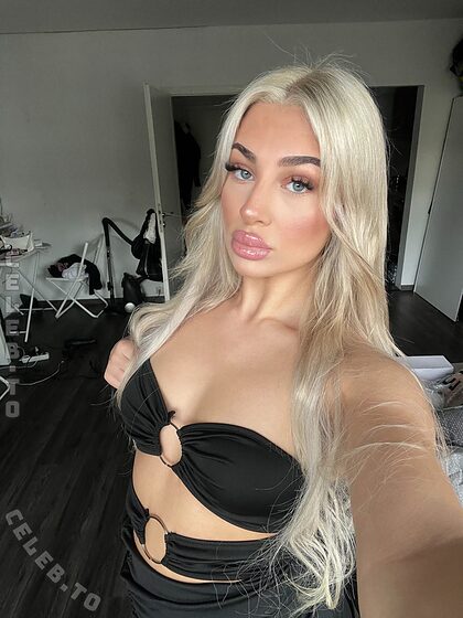 Tara Elaine nude photo #4