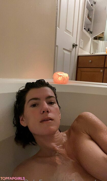 Tara Tea nude photo #3