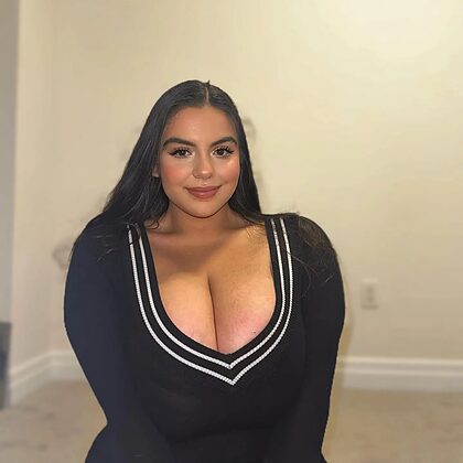Teniah's tantalizing tatas nude photo #3