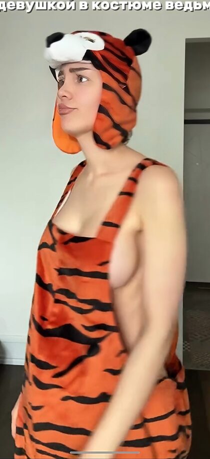 Toma Zhdanova nude photo #1