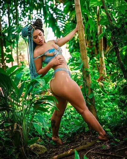 Yalissa nude photo #4